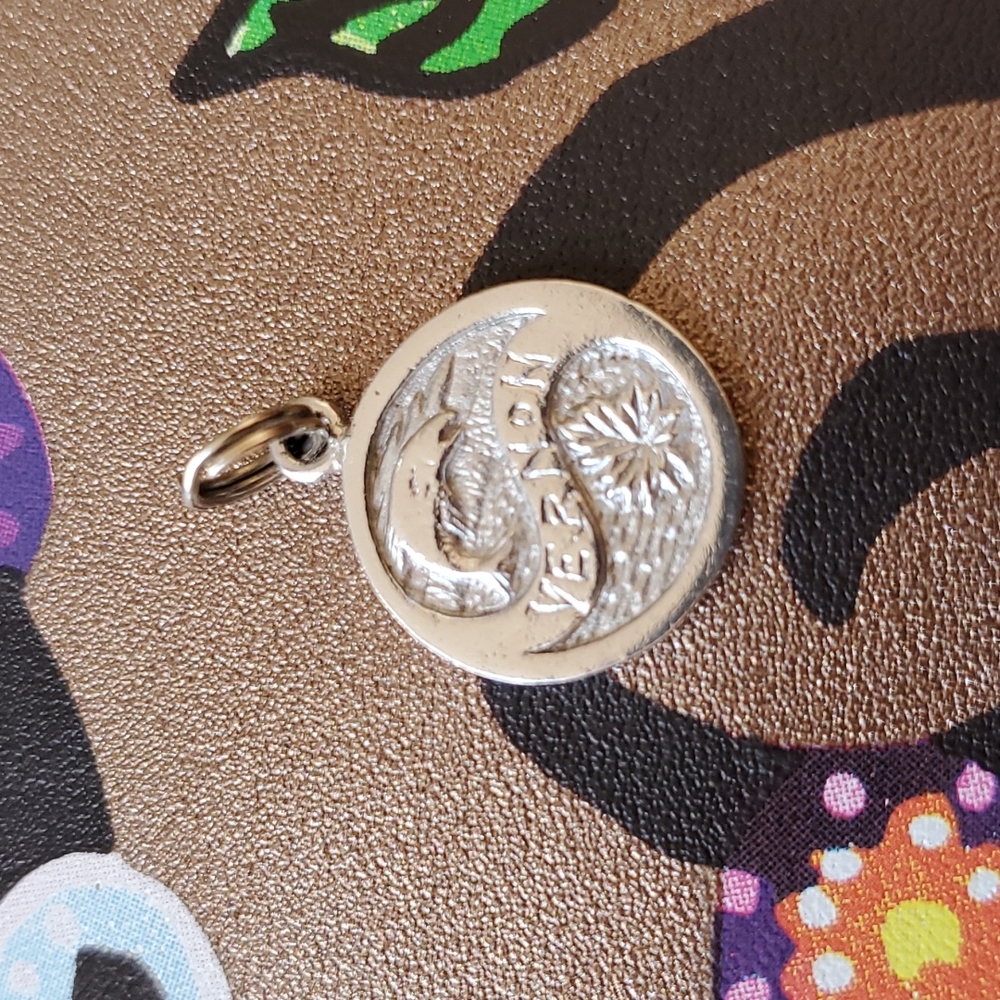 💚 Vintage silver charm